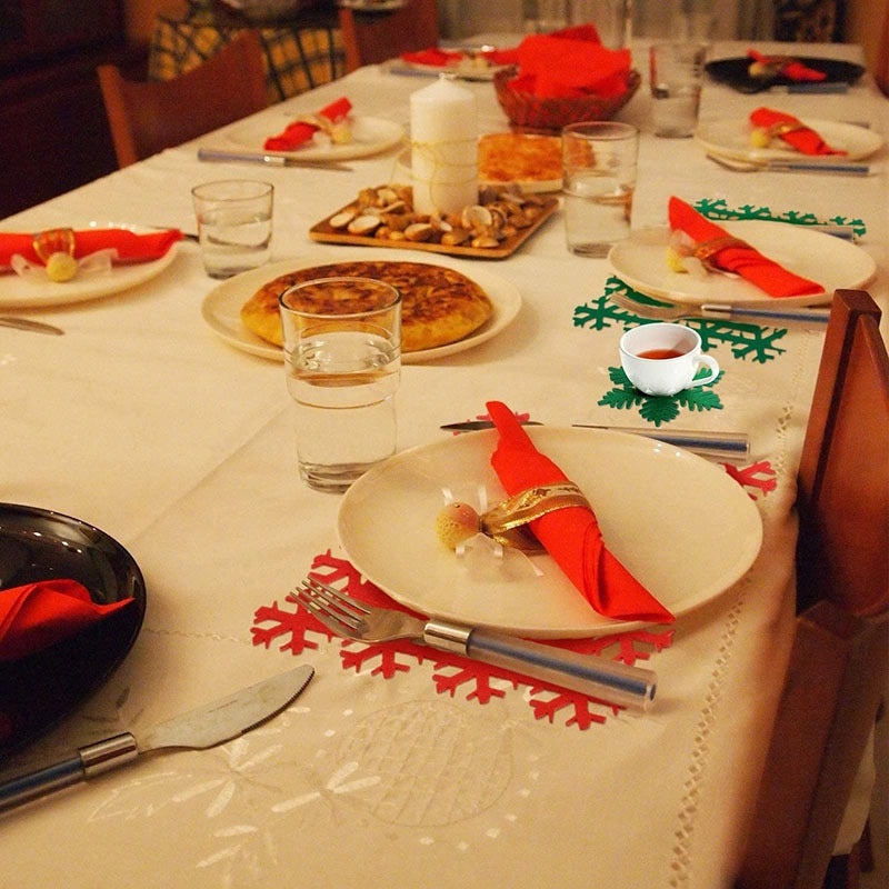 Elegant Snowflake-Themed Nonwoven Tablecloth for Winter Decor|Home & Kitchen Table Linens