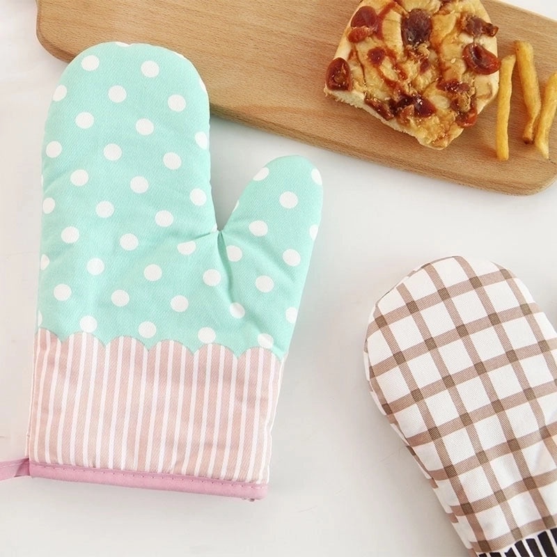 Cotton Heat Resistant Gloves with Minimalist Polka Dot Design|Kitchen & Dining Accessories