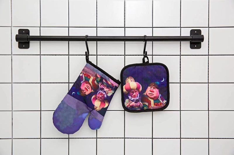 Heat Resistant Polyester Gloves with Modern Santa Claus Design|Christmas Accessories