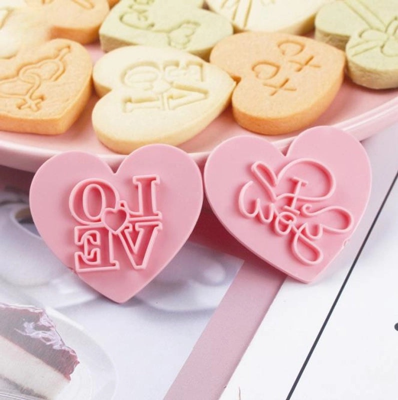 Valentine's Day Heart-Shaped Plastic Bakeware Set 10 Pieces | Kitchen & Dining