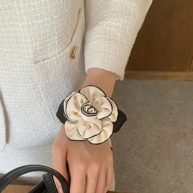 Women's Elegant Hair Tie Claw Clip Sweet Mountain Flower Horse Print