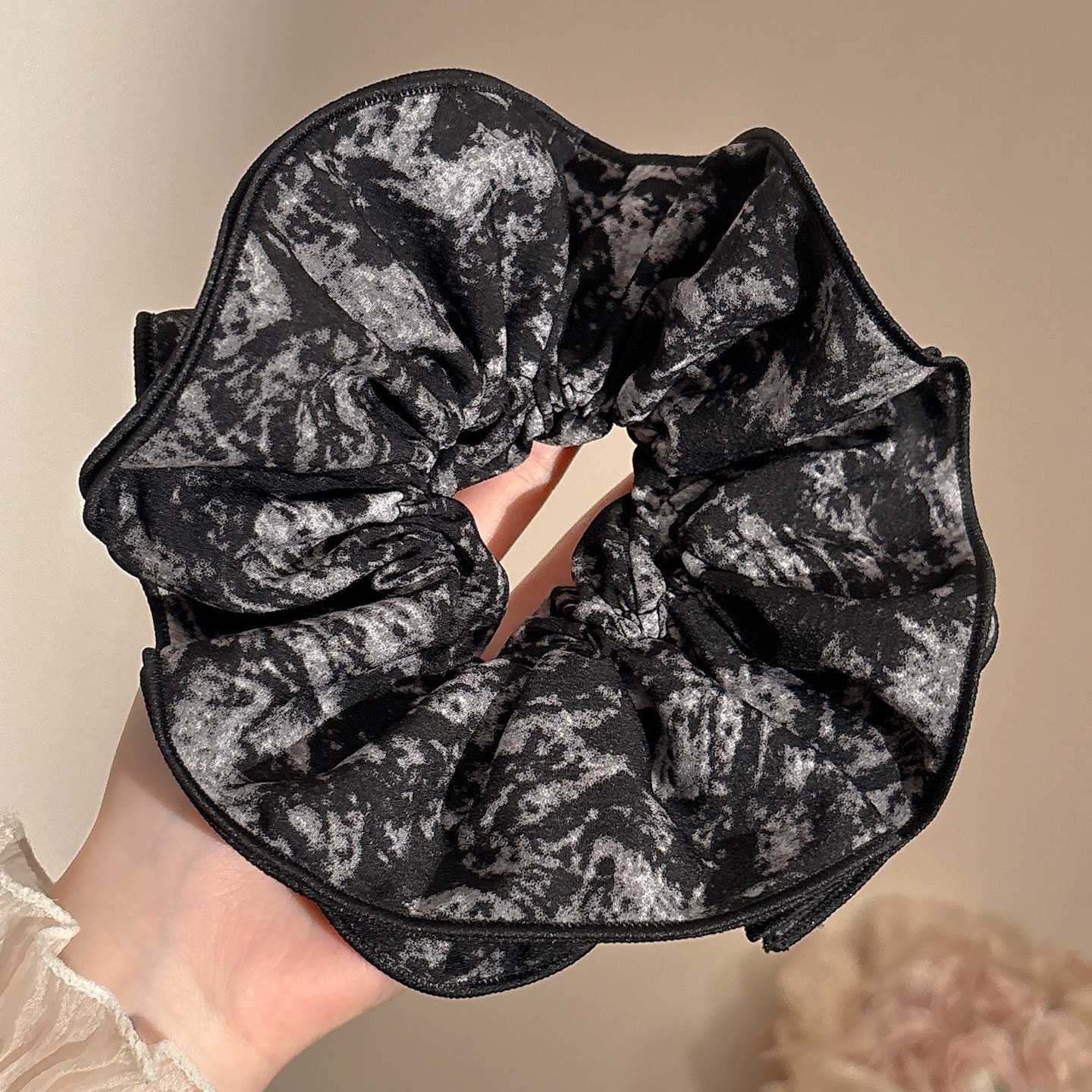 Women's Spring High-End Silky Pleated Pearl Streamer Large Hair Ring