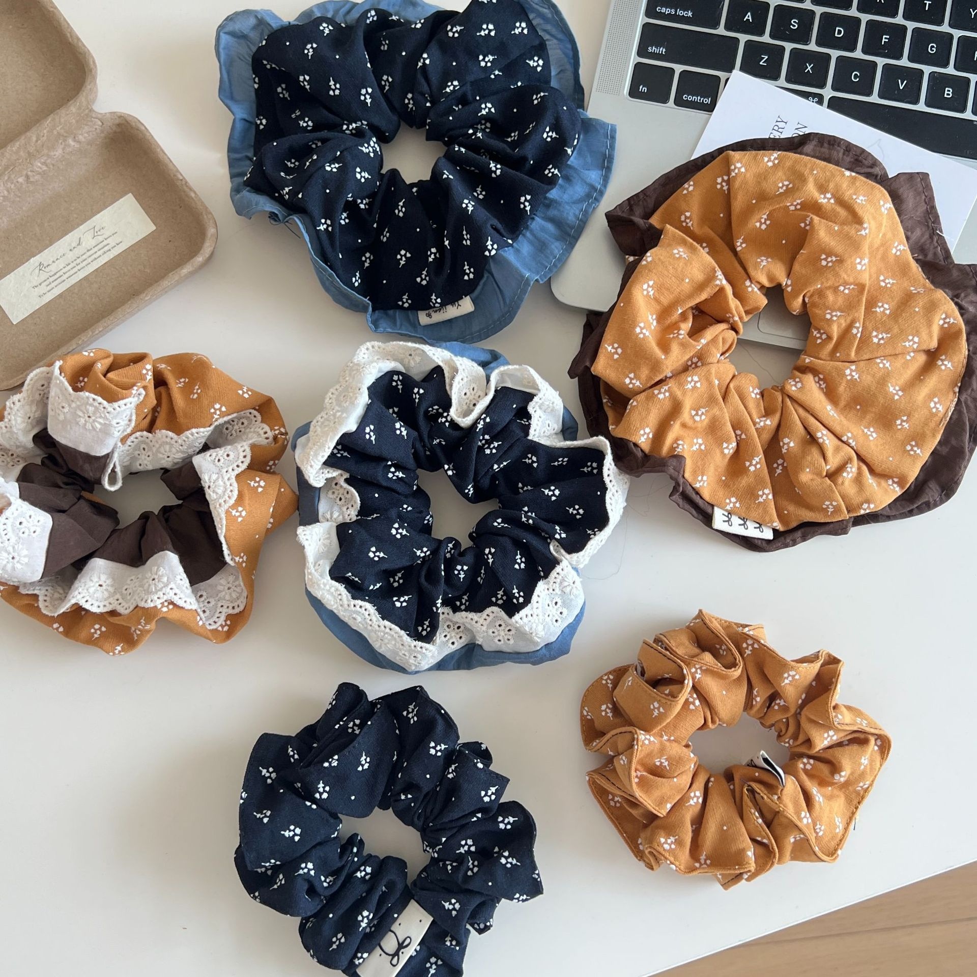 Women's French Retro Floral Lace Ruched Scrunchie Versatile Commuting Hair Tie