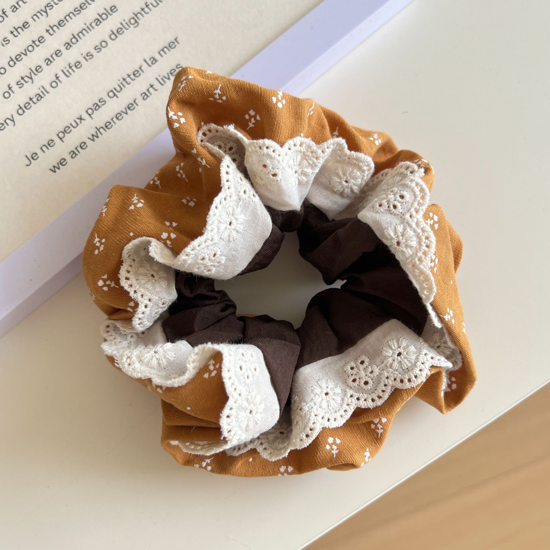 Women's French Retro Floral Lace Ruched Scrunchie Versatile Commuting Hair Tie