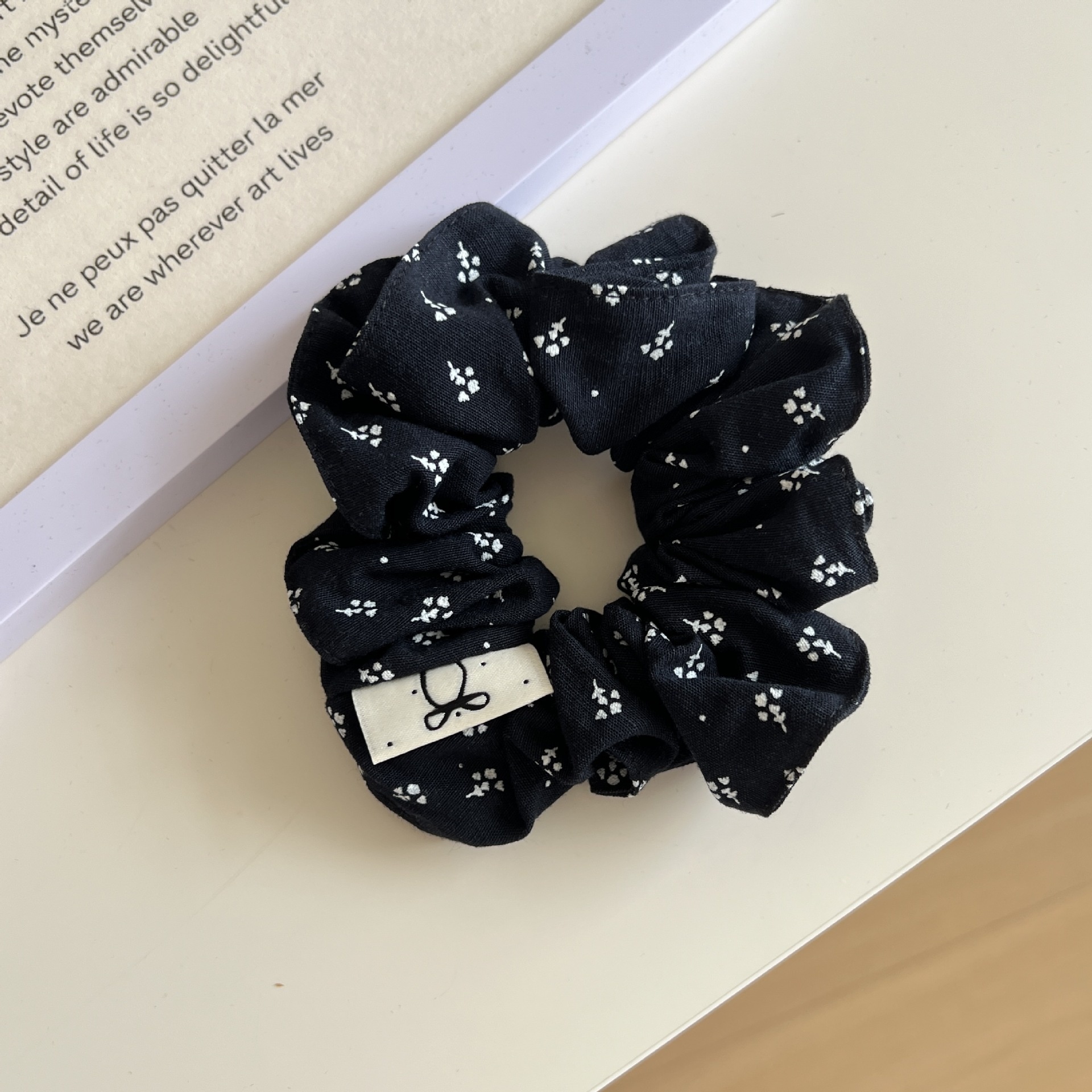 Women's French Retro Floral Lace Ruched Scrunchie Versatile Commuting Hair Tie