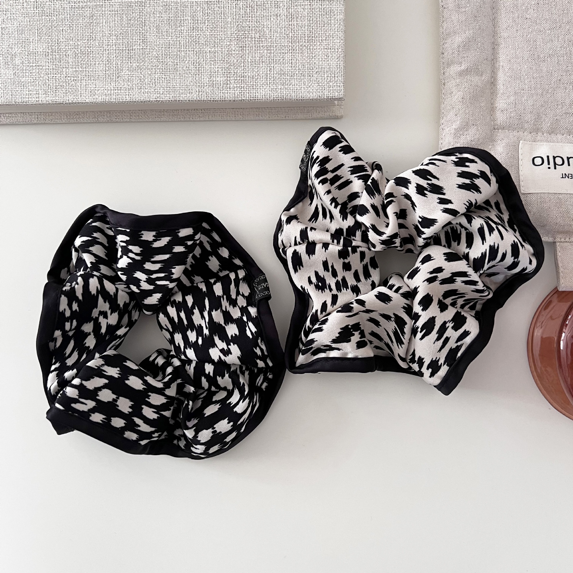 Women's Vintage Satin Hairband Black And White Leopard Print