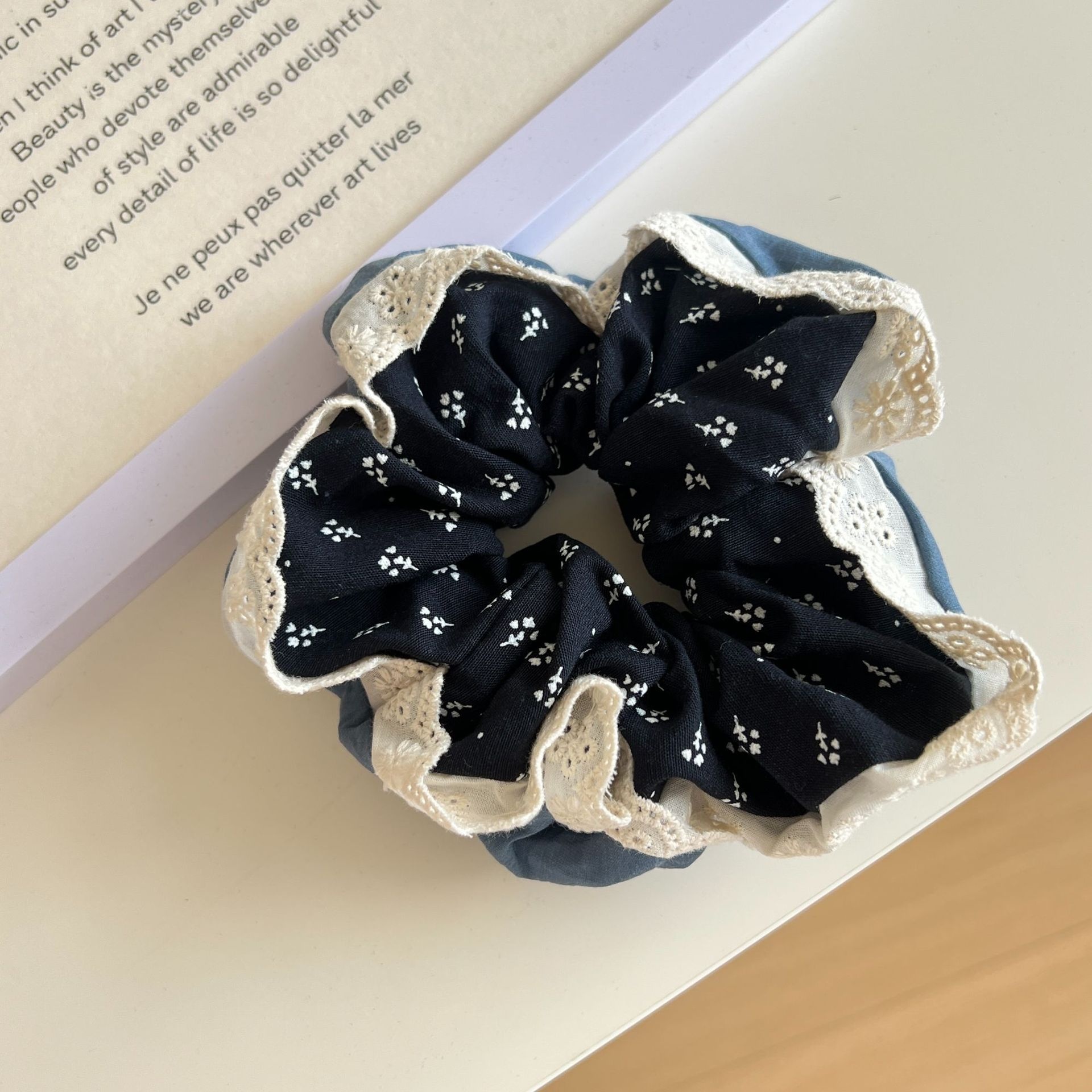 Women's French Retro Floral Lace Ruched Scrunchie Versatile Commuting Hair Tie