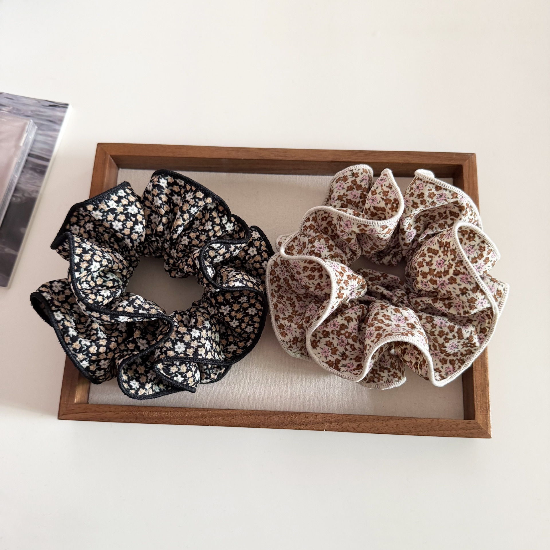 Women's Retro Ditsy Floral Cloth Hair Tie, Black Spring Hair Accessory