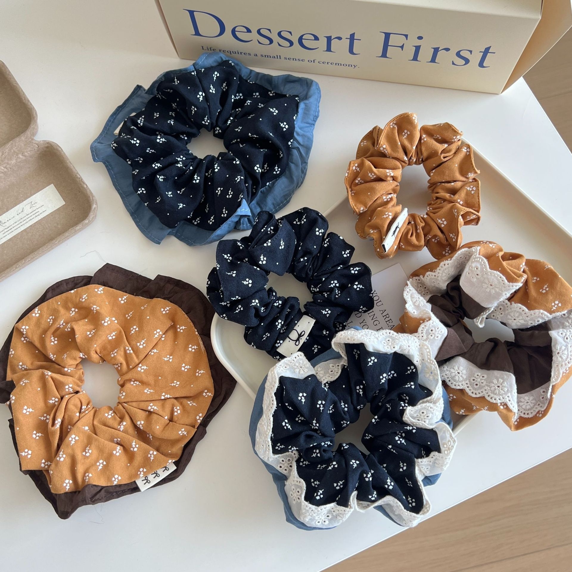 Women's French Retro Floral Lace Ruched Scrunchie Versatile Commuting Hair Tie