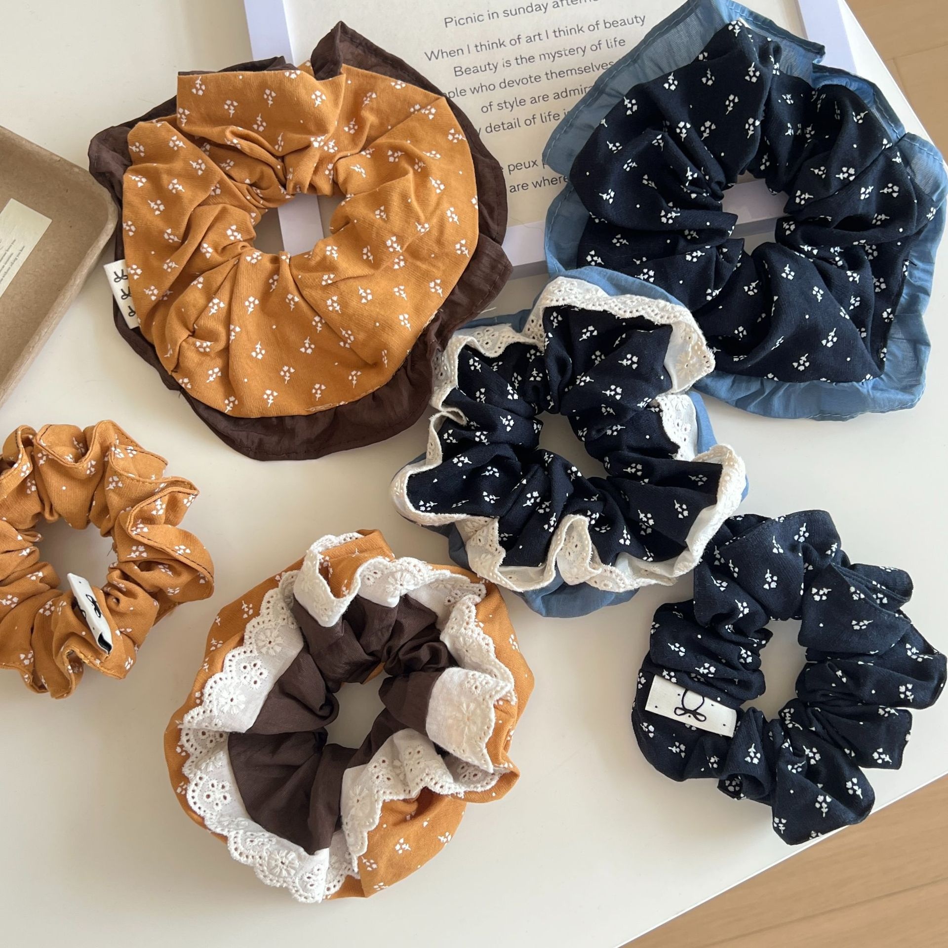 Women's French Retro Floral Lace Ruched Scrunchie Versatile Commuting Hair Tie