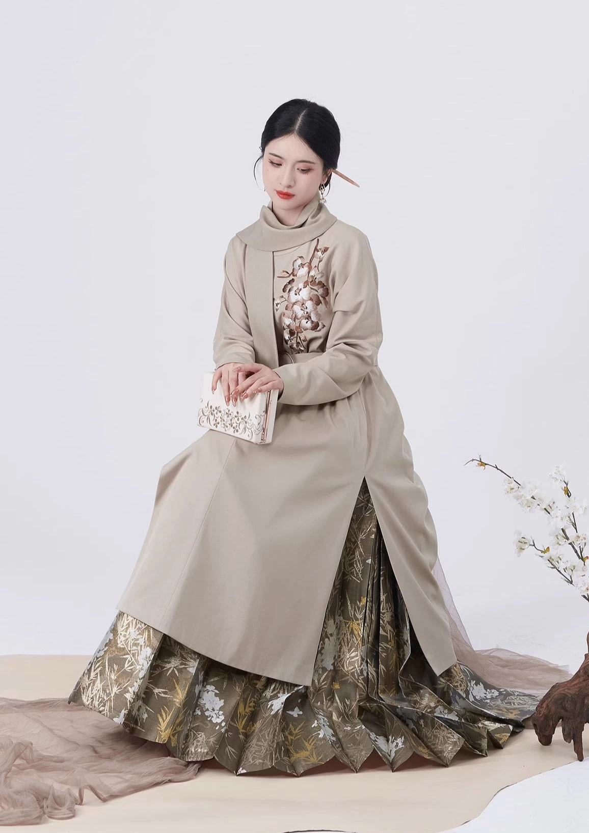 Women Modern Hanfu 4-Piece Ma Mian Skirt Set Champagne/White Daily Wear | HANFUBAO