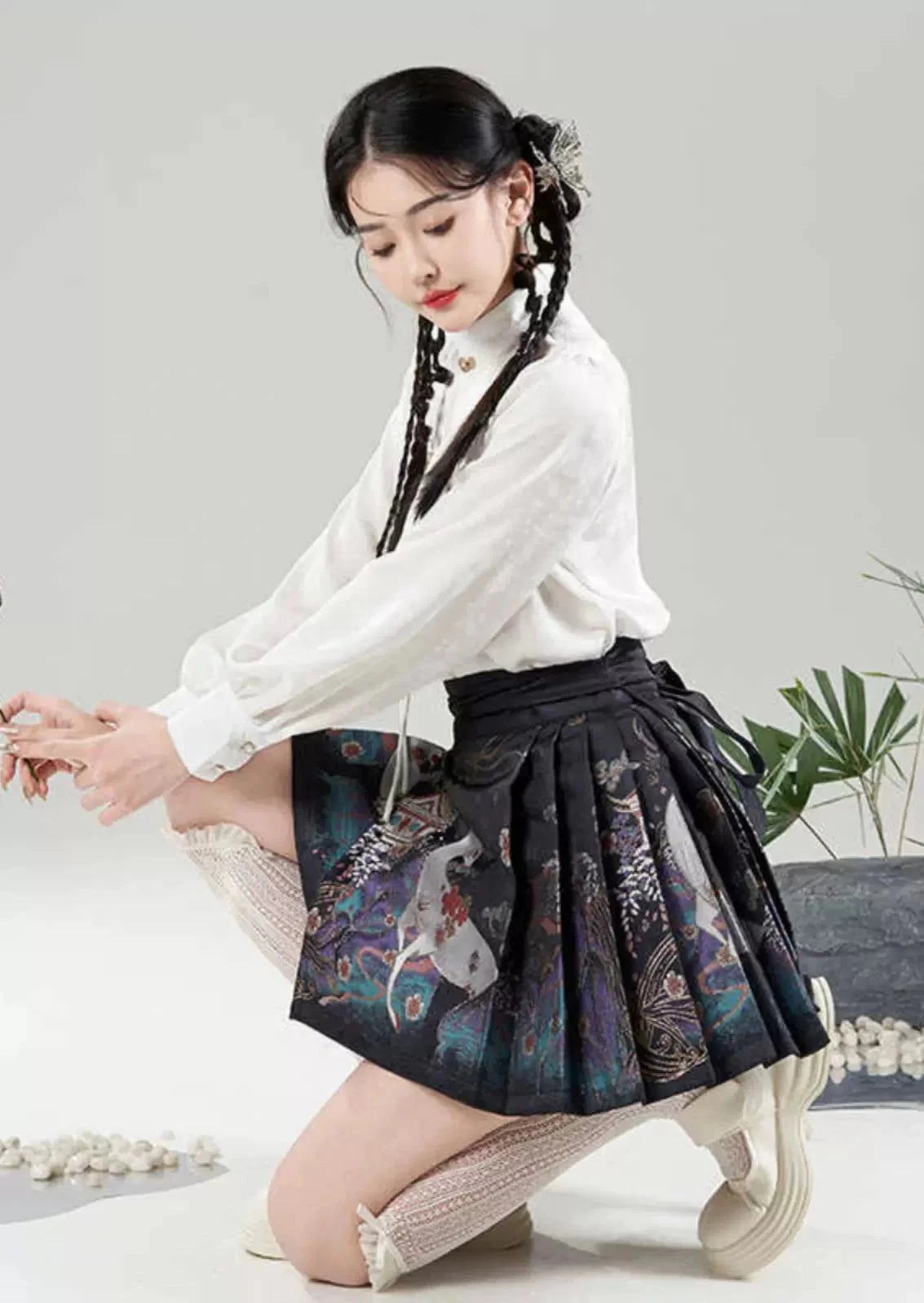 Women Daily Hanfu Short Ma Mian Skirt, Fairy Deer Embroidered | HANFUBAO