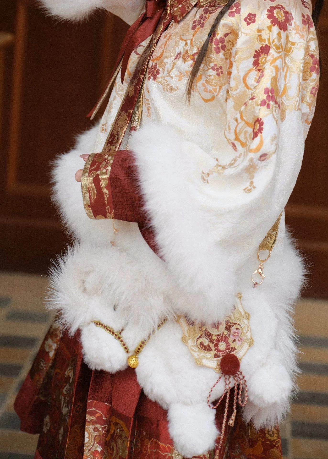 HANFUBAO | Women Faux Fur Hanfu Shoulder Purse White Horse Embroidered Red/Gold