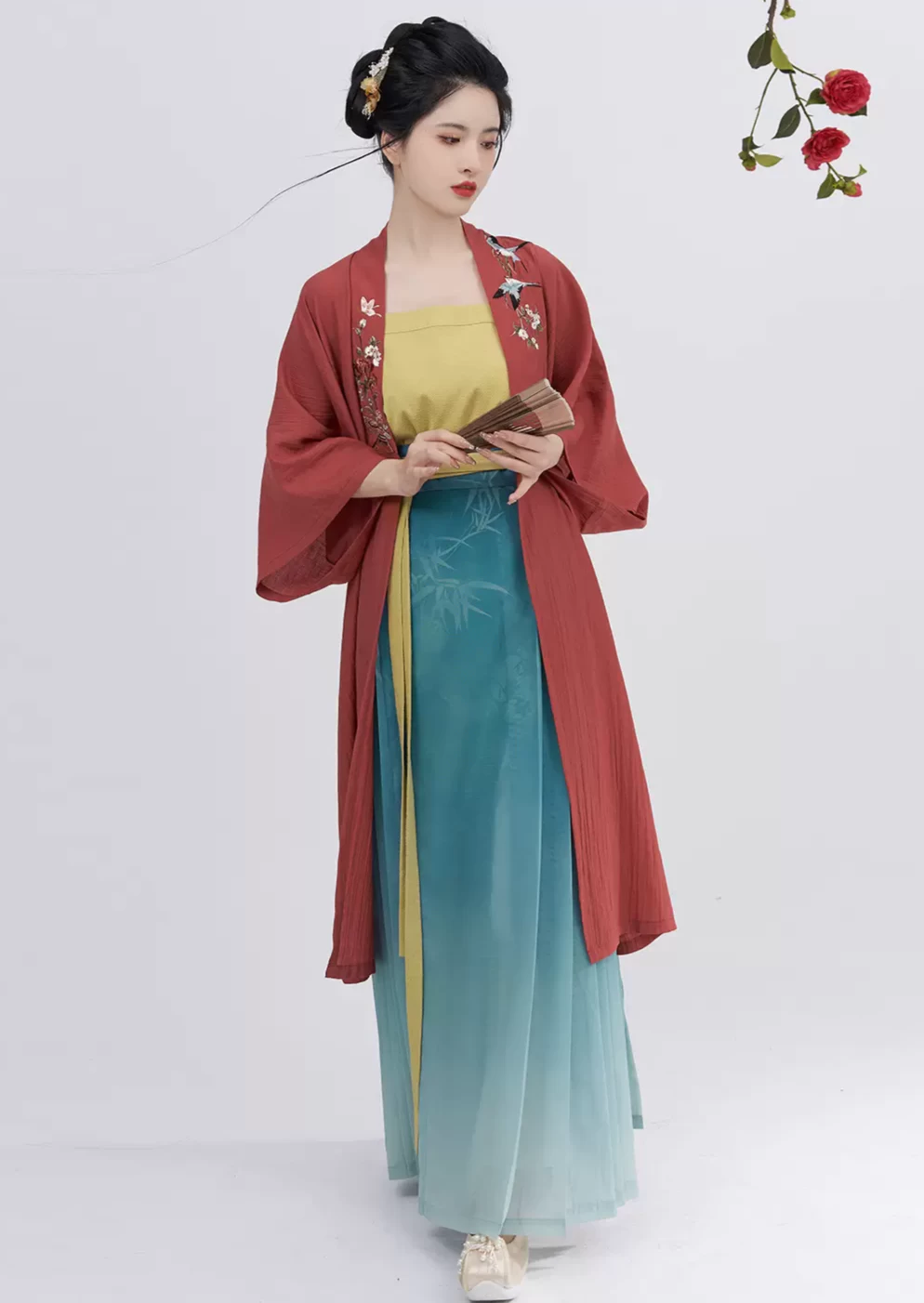 Women’s Early Spring Swallow Embroidered Modern Daily Hanfu 3-Piece Set | HANFUBAO