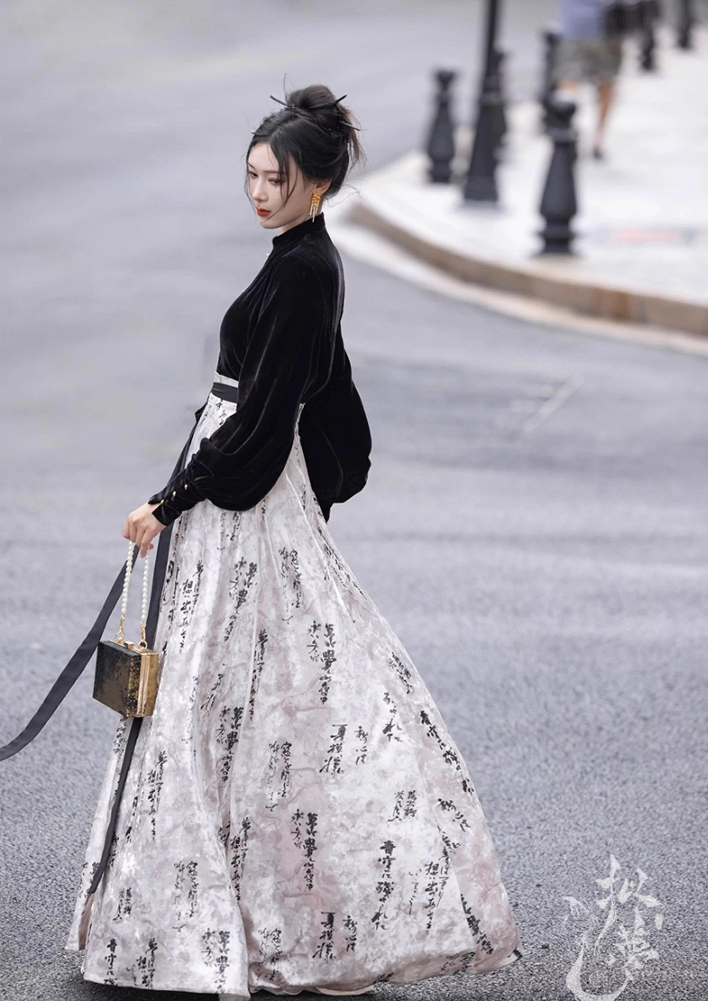 Women Daily Hanfu 2-Piece Velvet Blouse & Skirt Set Ink Black | HANFUBAO