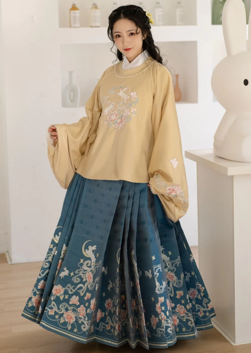 Women Modern Hanfu Ming Ma Mian Skirt Set White Embroidered Plus Size | HANFUBAO