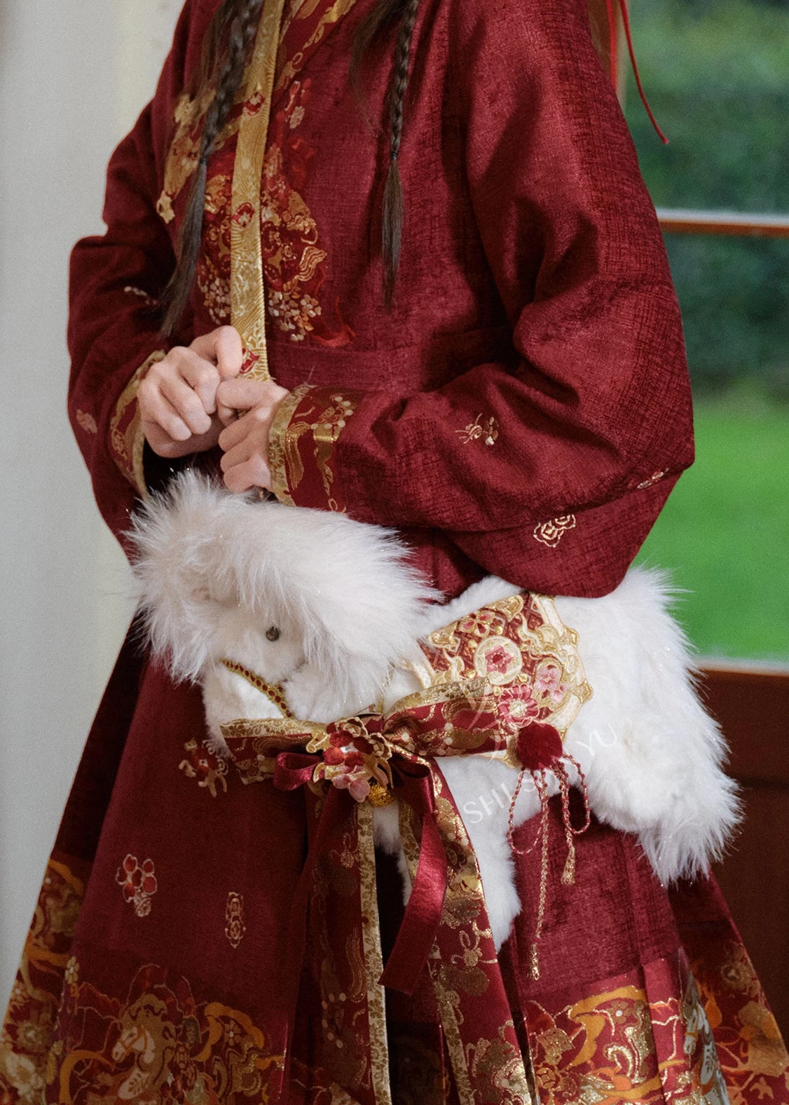 HANFUBAO | Women Faux Fur Hanfu Shoulder Purse White Horse Embroidered Red/Gold