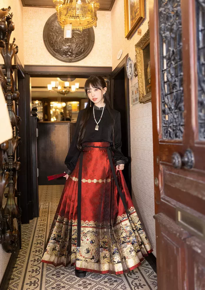 Women 2-Piece Modern MaMian Skirt Hanfu Set Ink White Dragon Embroidery Plus Size | HANFUBAO