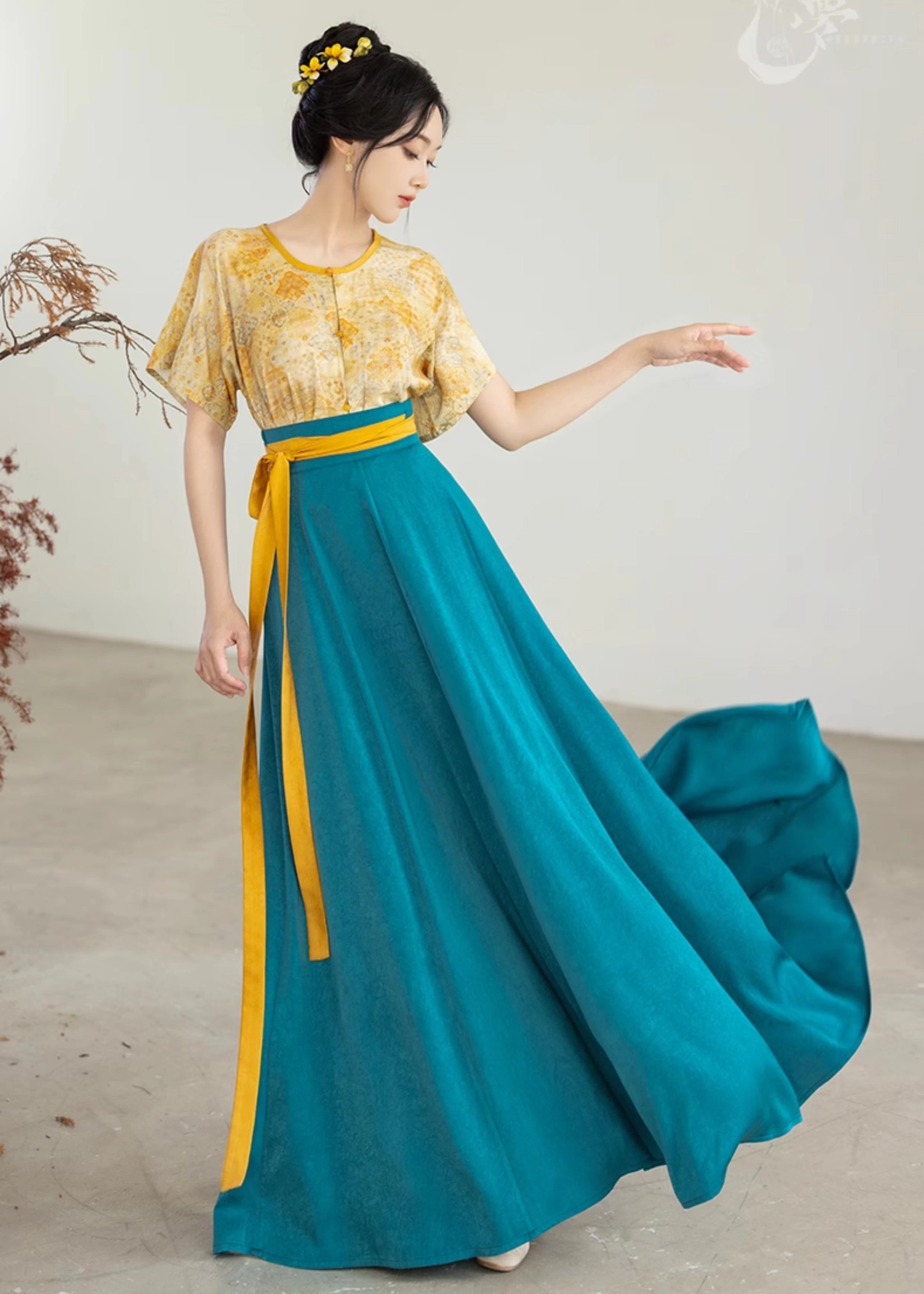 Women Modern Hanfu 2-Piece  Top & Skirt Set for Daily Wear | HANFUBAO