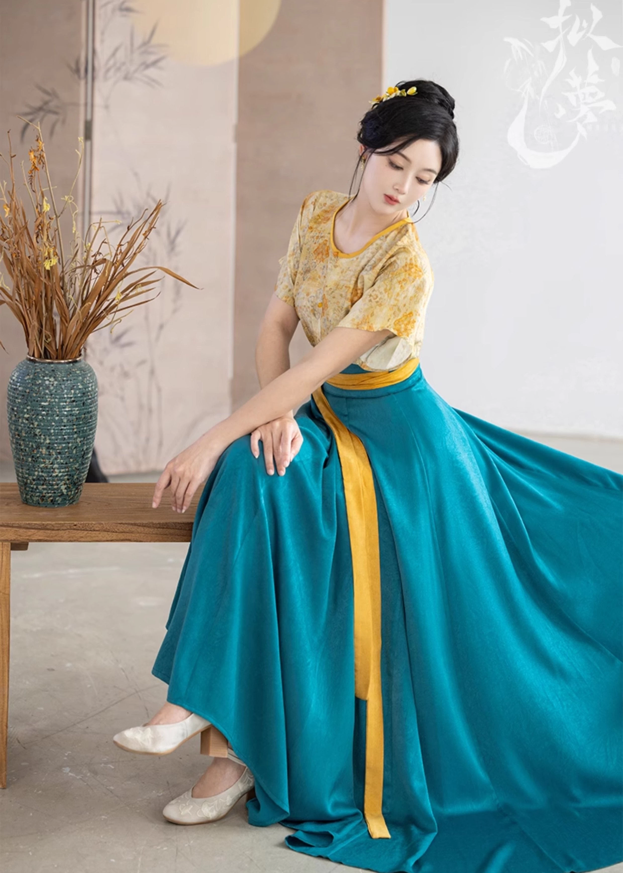 Women Modern Hanfu 2-Piece  Top & Skirt Set for Daily Wear | HANFUBAO
