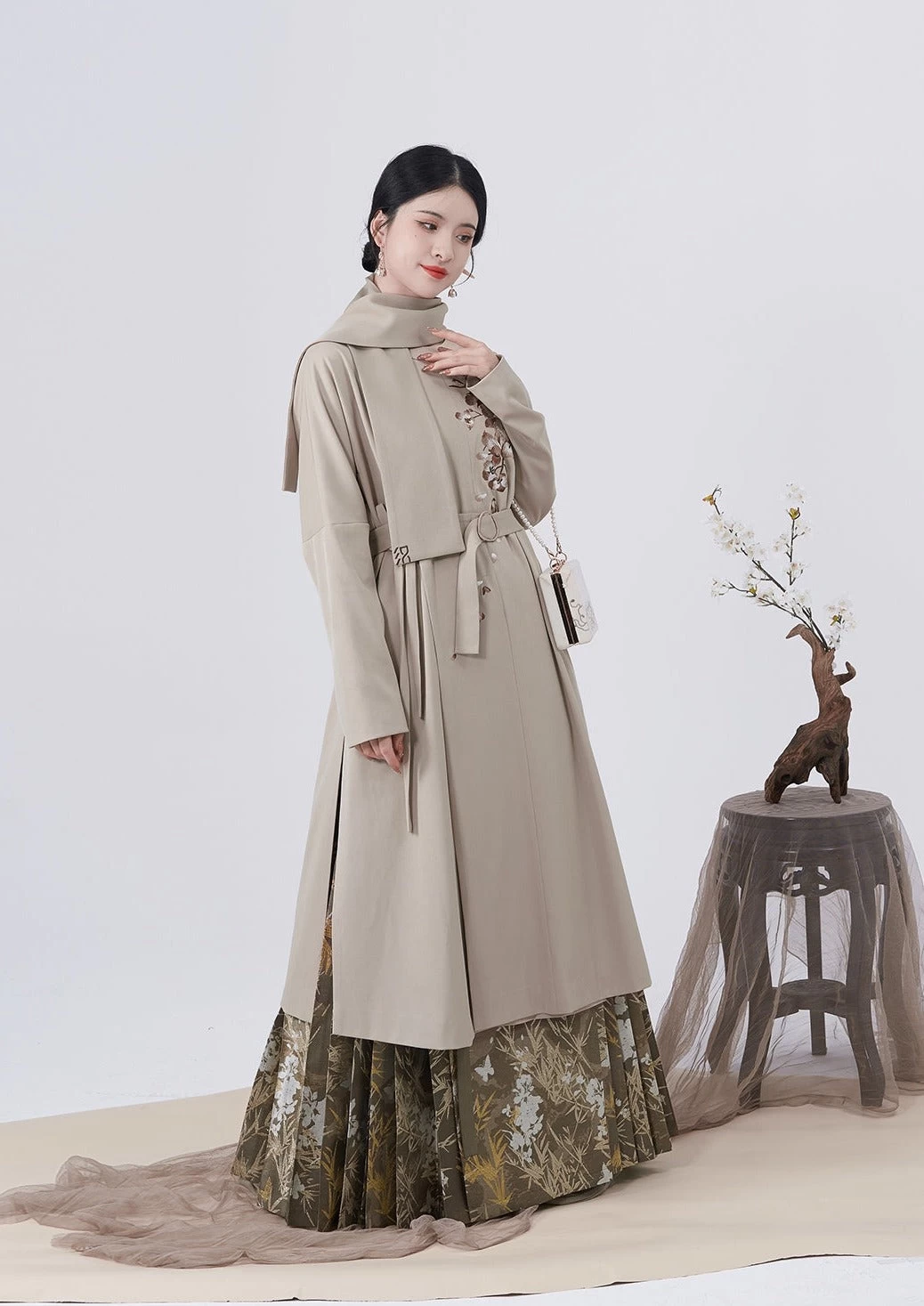 Women Modern Hanfu 4-Piece Ma Mian Skirt Set Champagne/White Daily Wear | HANFUBAO
