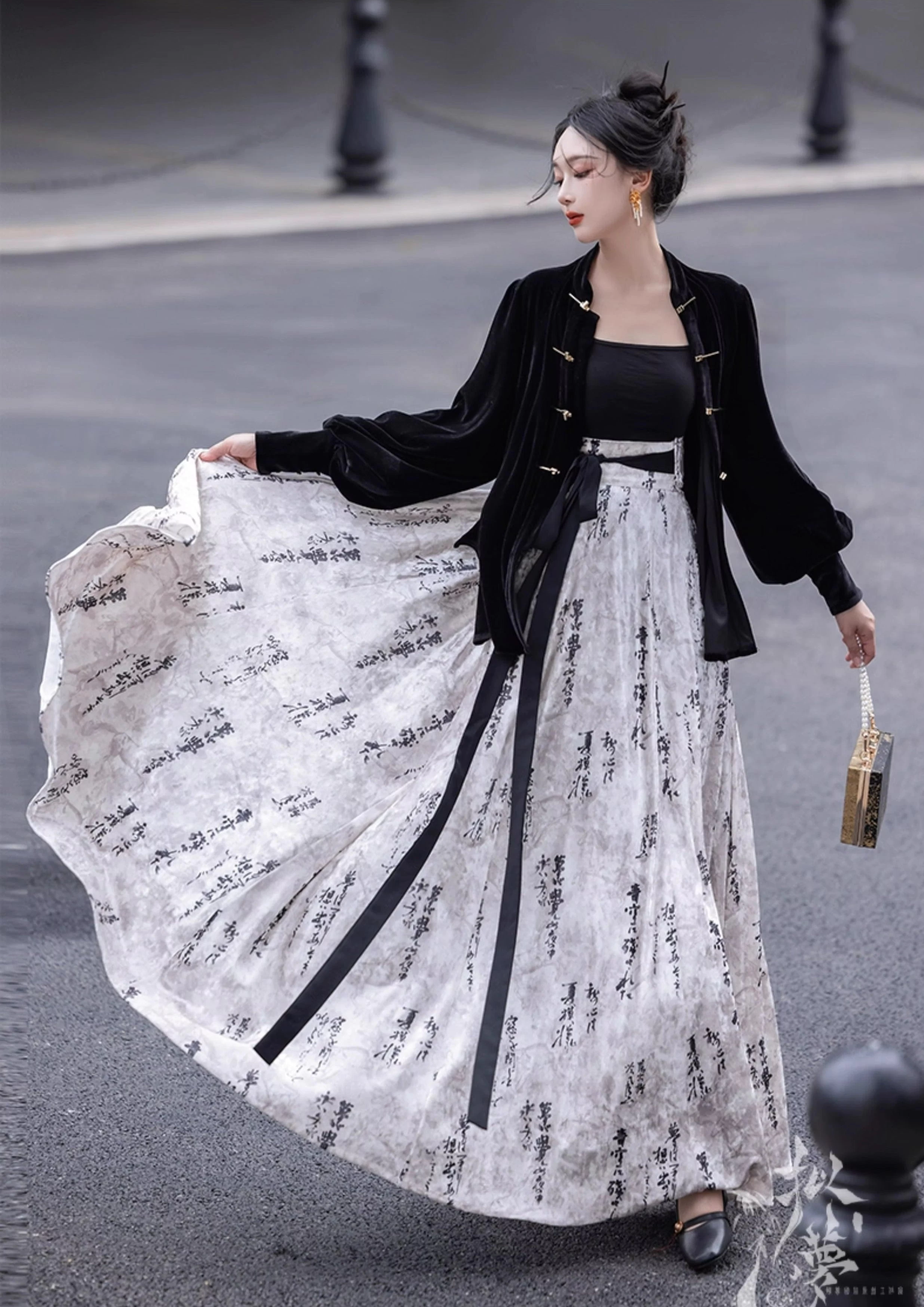 Women Daily Hanfu 2-Piece Velvet Blouse & Skirt Set Ink Black | HANFUBAO