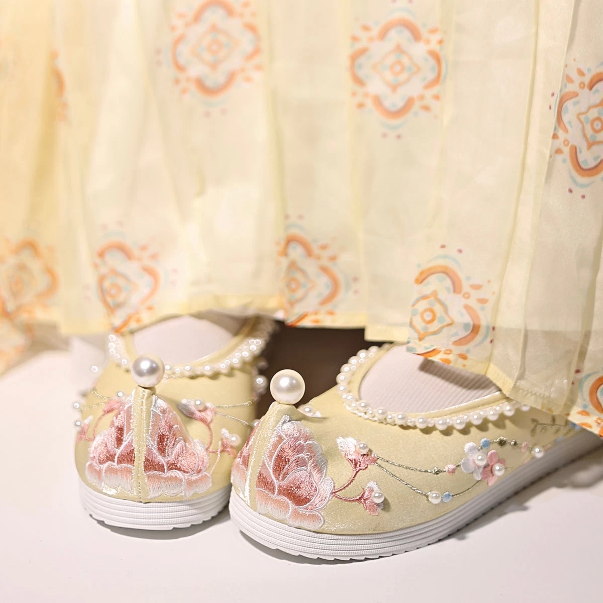 Women’s Embroidered Chinese Hanfu Cloth Flats, Floral Pattern | HANFUBAO