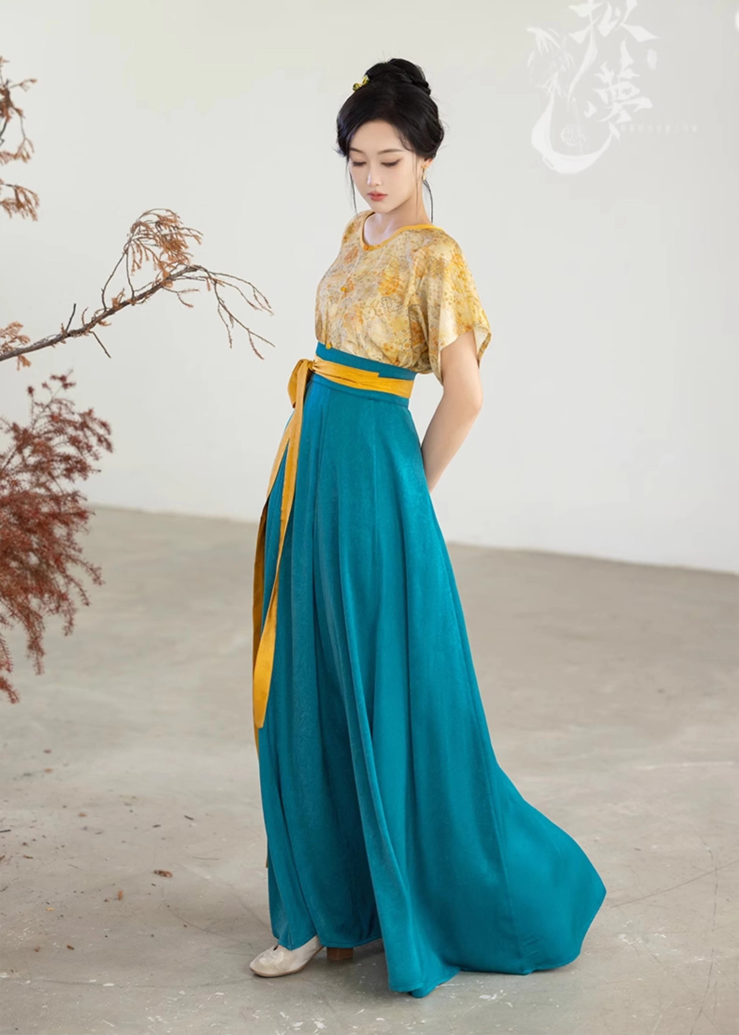 Women Modern Hanfu 2-Piece  Top & Skirt Set for Daily Wear | HANFUBAO