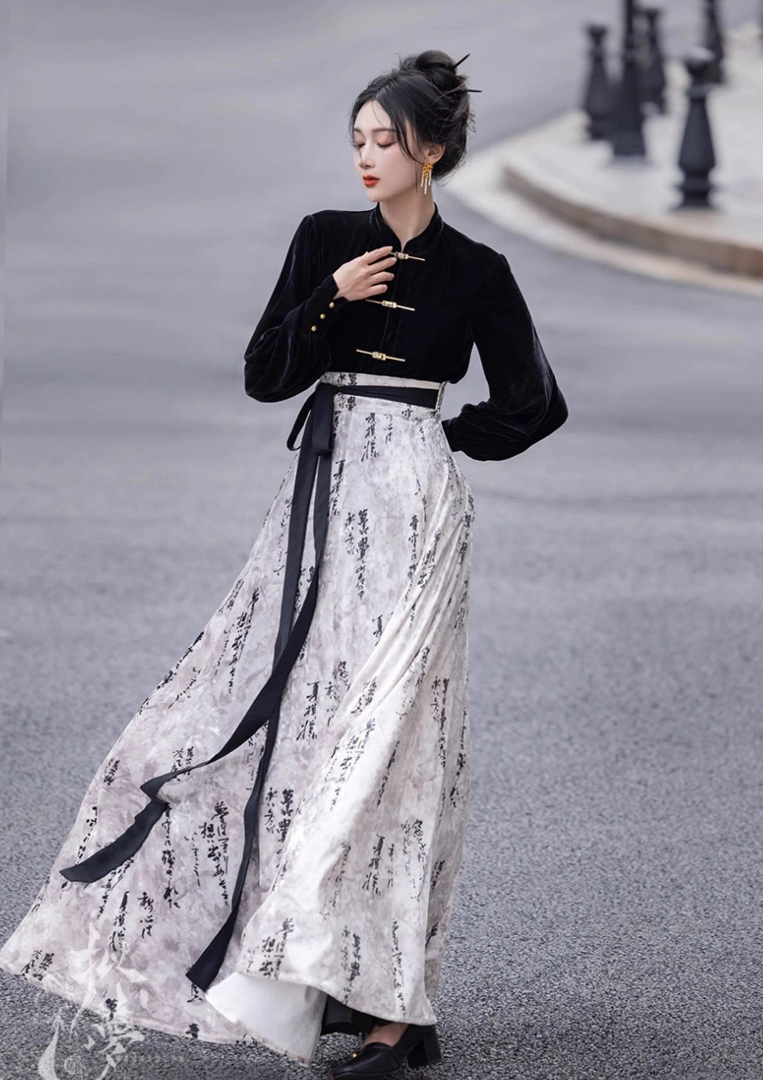 Women Daily Hanfu 2-Piece Velvet Blouse & Skirt Set Ink Black | HANFUBAO