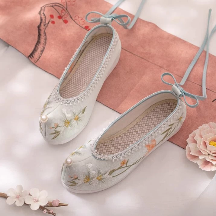 Women Chinese Hanfu Style Floral Embroidered Canvas Shoes for Daily Wear | HANFUBAO