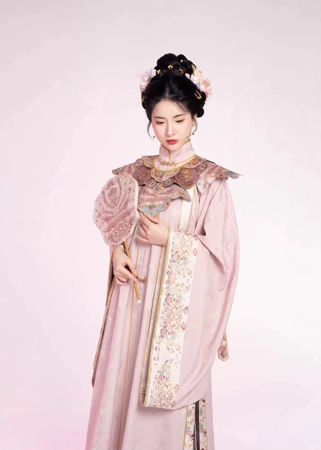 Women's Modern Hanfu Silk Graduation Gown Set Pink Feather Embroidery | HANFUBAO