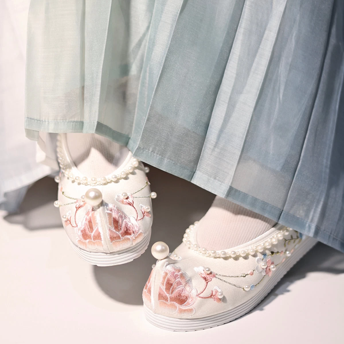 Women’s Embroidered Chinese Hanfu Cloth Flats, Floral Pattern | HANFUBAO