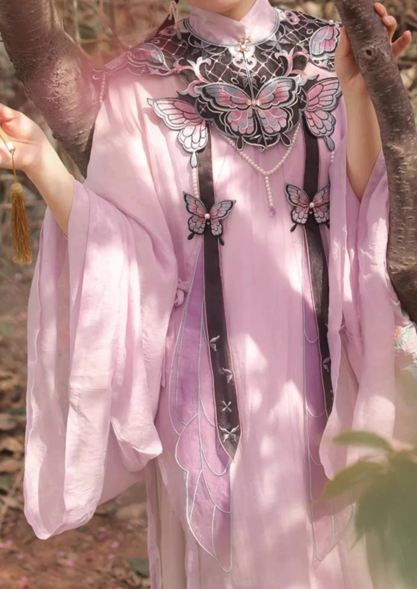 Unisex Hanfu Embroidered Butterfly Cloud Collar in  | HANFUBAO