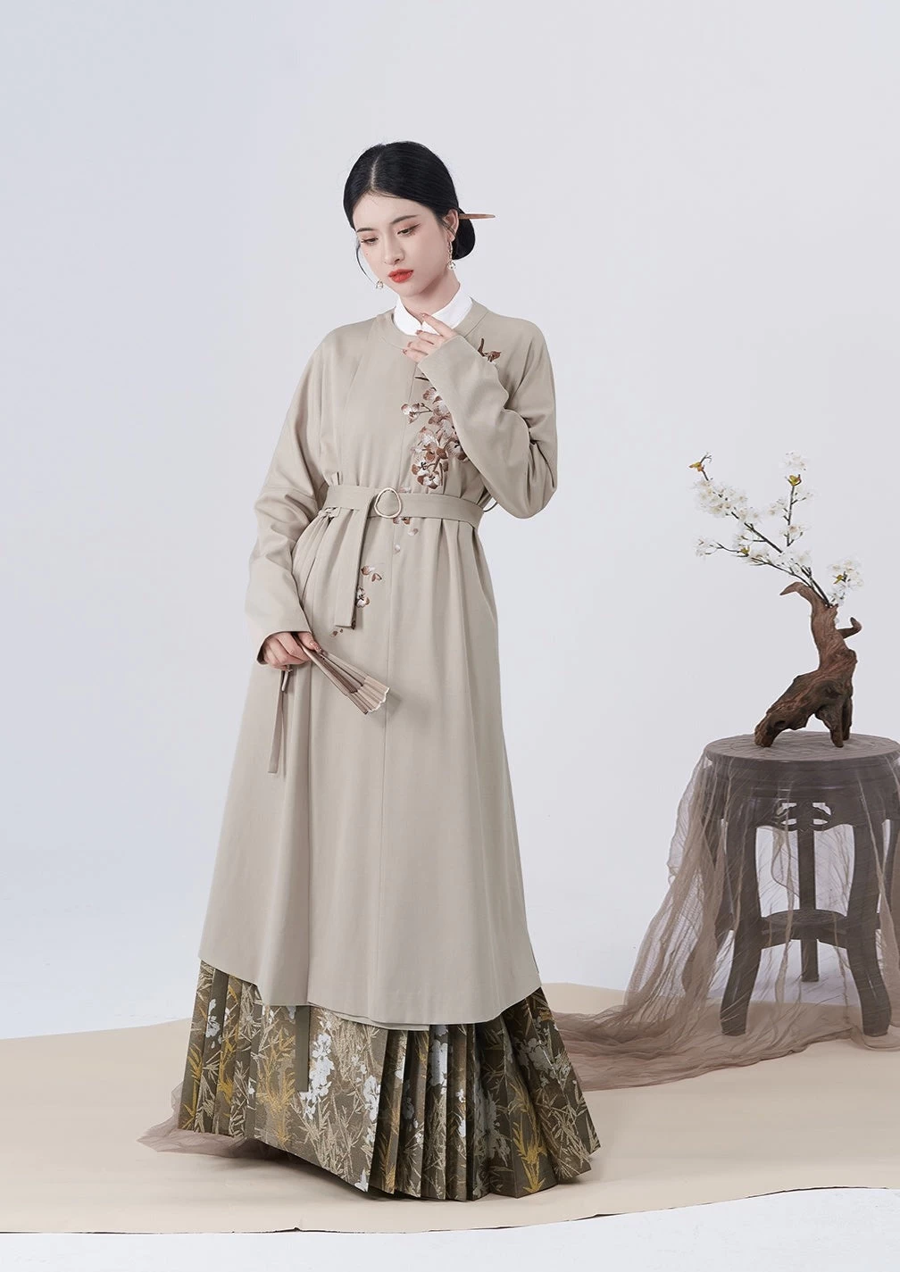 Women Modern Hanfu 4-Piece Ma Mian Skirt Set Champagne/White Daily Wear | HANFUBAO