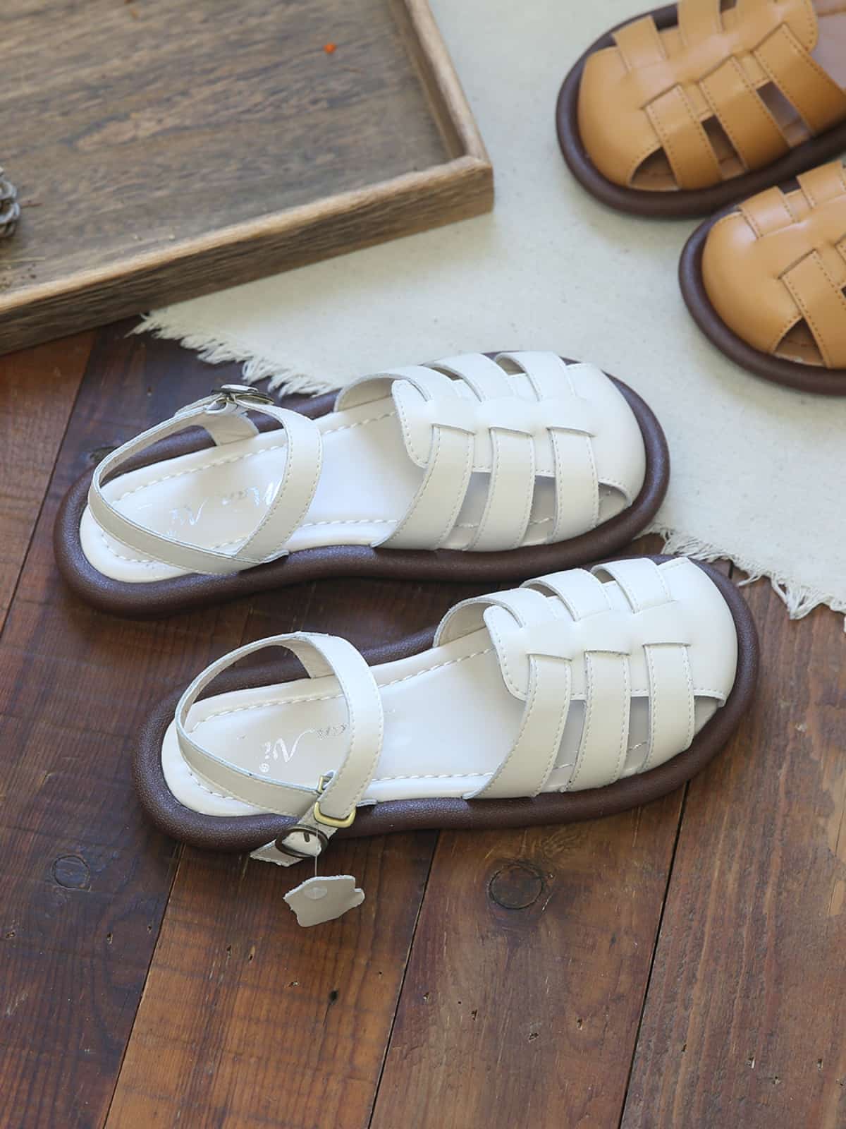 Leather hollow bag head flat shoes new wear breathable soft sole Roman sandals summer