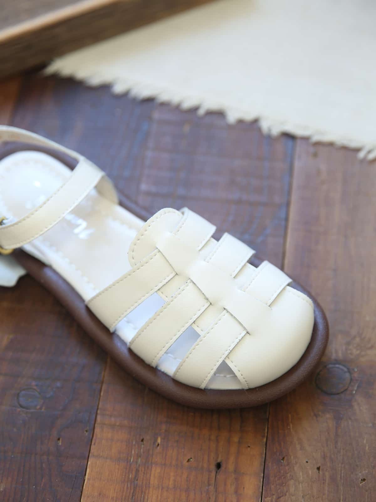 Leather hollow bag head flat shoes new wear breathable soft sole Roman sandals summer