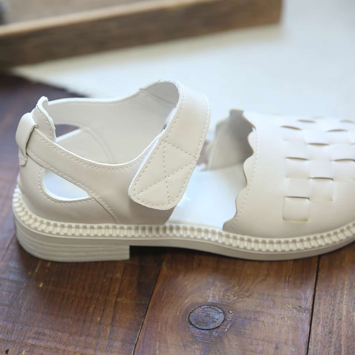 Hollow woven bag head small leather shoes summer word with low heel student beige sandals